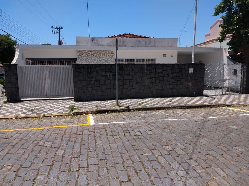 Casa para venda possui 196 metros quadrados com 3 quartos em Jardim Leonidia - Jacareí - São Paulo