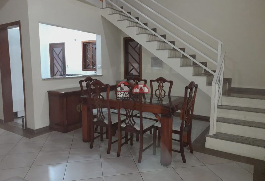 Casa Sobrado Padrão em Jacareí