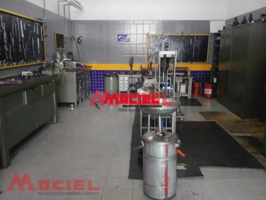 PRÉDIO COMERCIAL COM 8 SALAS E 3 WCS