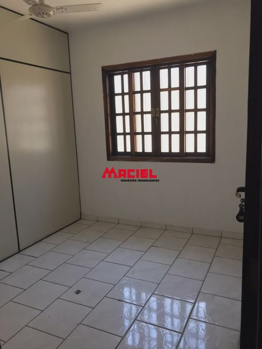 Sobrado com Habite-se comercial na Vila Martinez, Jacareí