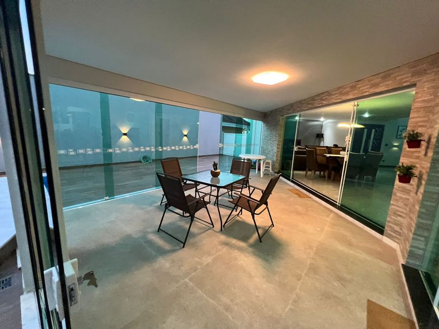 Casa de condomínio sobrado para venda possui 399 metros quadrados com 3 quartos