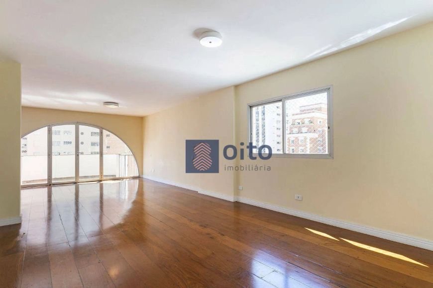 Apartamento amplo localizado no Jardins. Um lar luminoso, arejado e repleto de charme. Situado em um