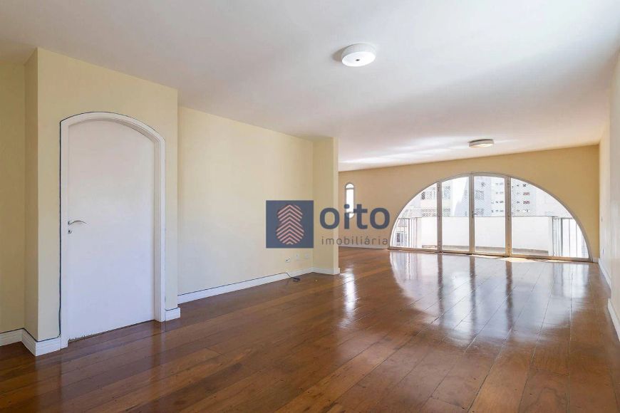 Apartamento amplo localizado no Jardins. Um lar luminoso, arejado e repleto de charme. Situado em um