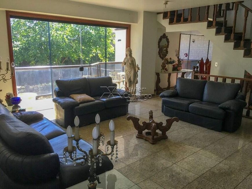 Casa à venda com 3 dormitórios no Cidade Claret.