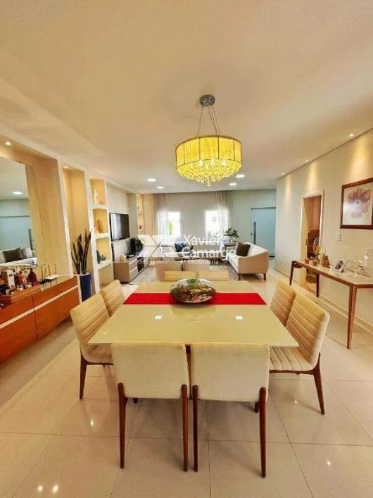 Casa a venda em condomínio fechado com 4 suítes