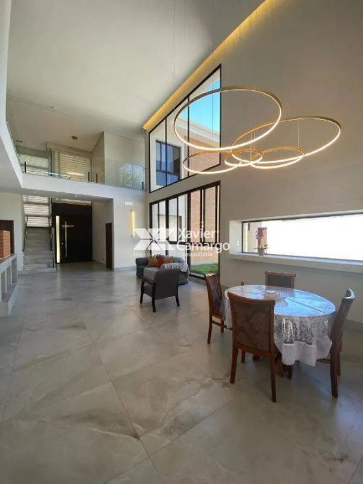 Casa em condomínio com 4 suítes e piscina com raia.