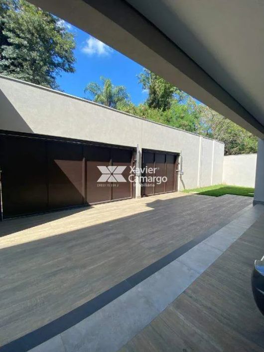 Casa em condomínio com 4 suítes e piscina com raia.