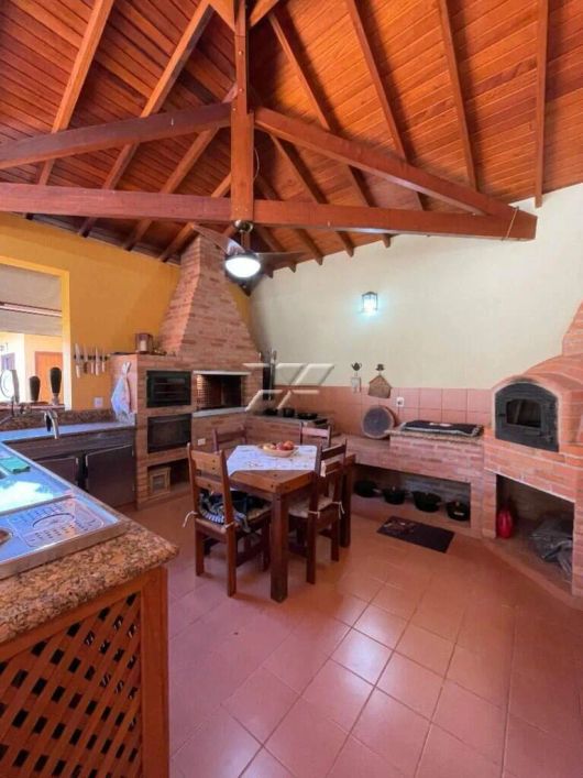 Casa em condomínio fechado à venda com 5 dormitórios no Residencial Florença.