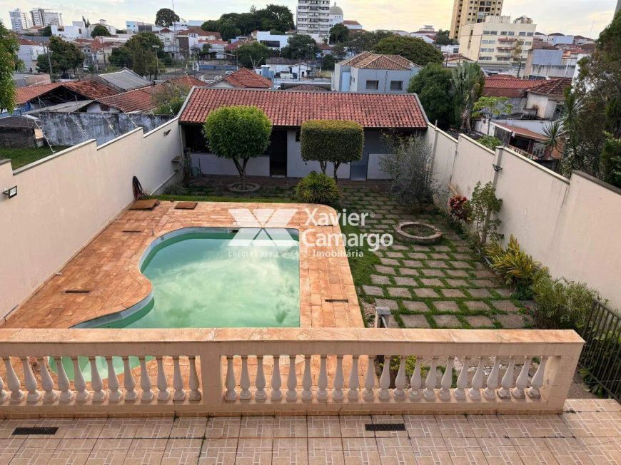 Casa a venda com 3 quartos, sendo 2 suítes no Centro.