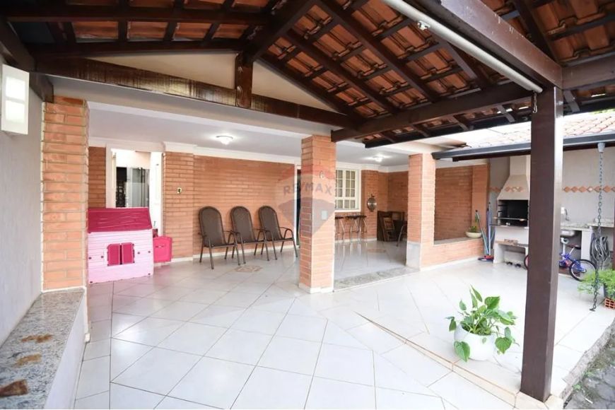 Cada à venda no condominio Petit Village com 3 dormitórios.