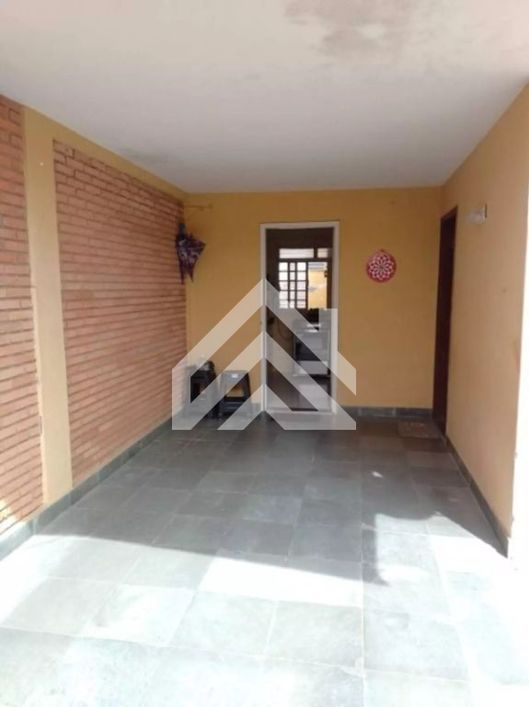 Linda casa no Vila Indaiá com garagem coberta e portão eletrônico