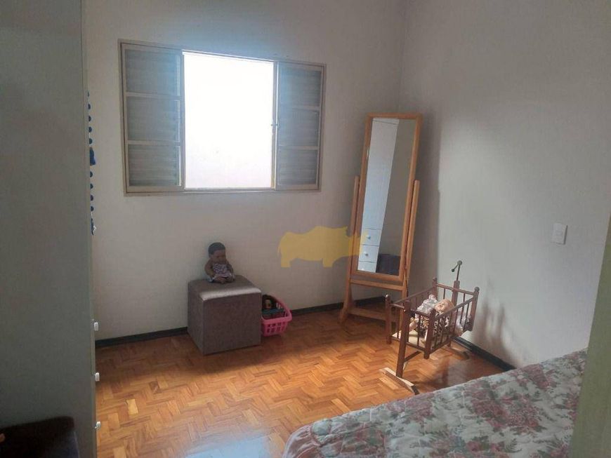 OPORTUNIDADE, casa em excelente localização, com quintal e arvores frutiferas