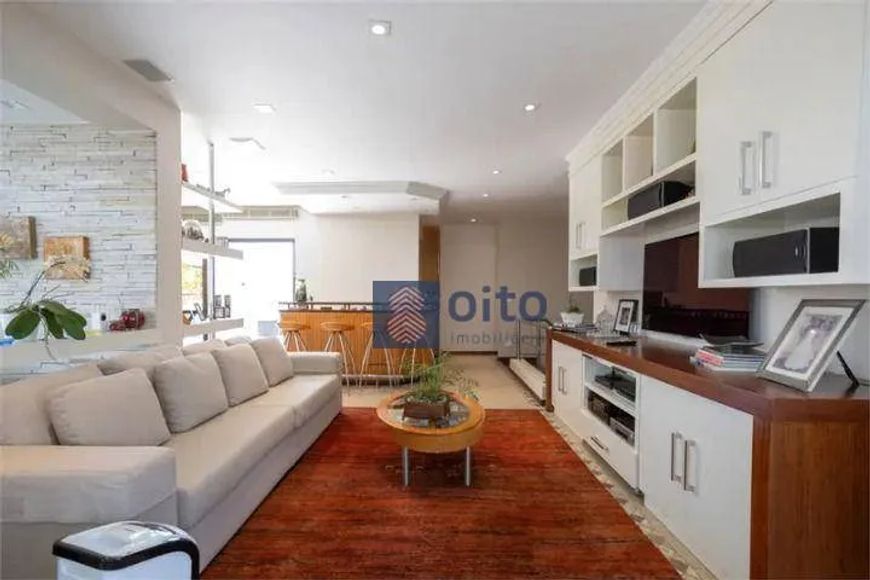 Essa cobertura duplex reformada de 350m² oferece o que há de melhor em conforto e sofisticação. O im