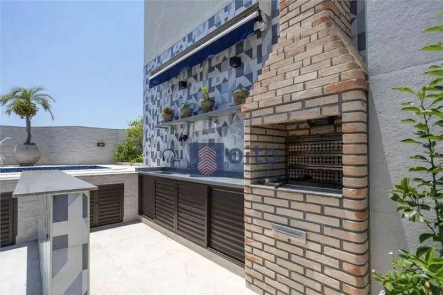 Essa cobertura duplex reformada de 350m² oferece o que há de melhor em conforto e sofisticação. O im