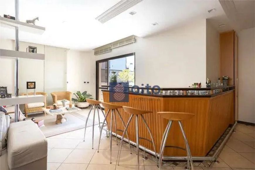 Essa cobertura duplex reformada de 350m² oferece o que há de melhor em conforto e sofisticação. O im