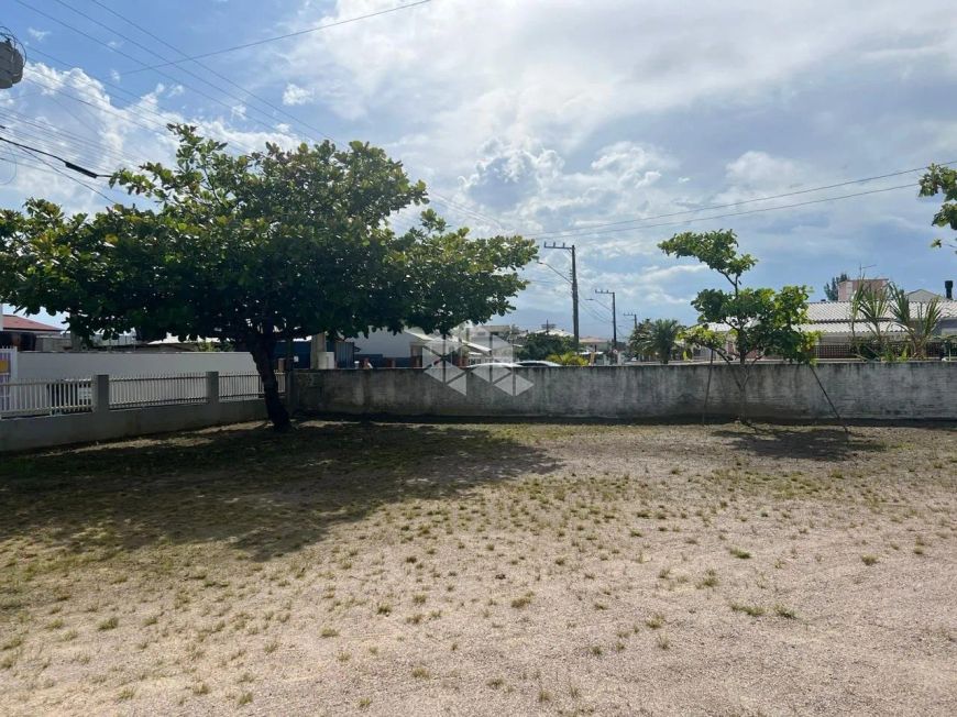 CASA COM TERRENO AMPLO PRÓXIMO ÀS PRAIAS DA PONTA DO PAPAGAIO E PINHEIRA