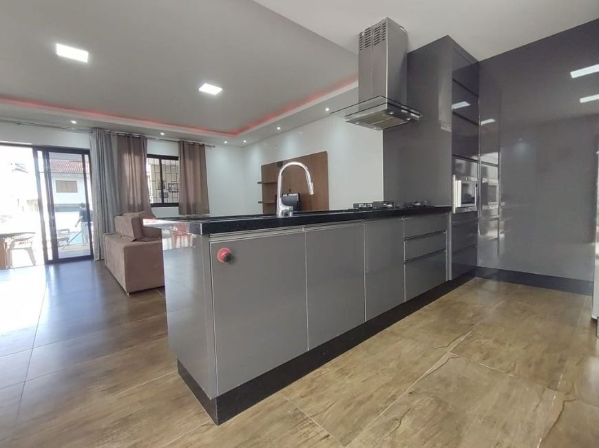 Casa de Alto Padrão com 4 dormitórios à venda, 220 m² por R$ 1.100.000 - Praia Do Meio (Ens Brito) -
