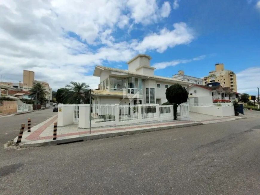 Sobrado de Alto Padrão no bairro Pagani em Palhoça/SC