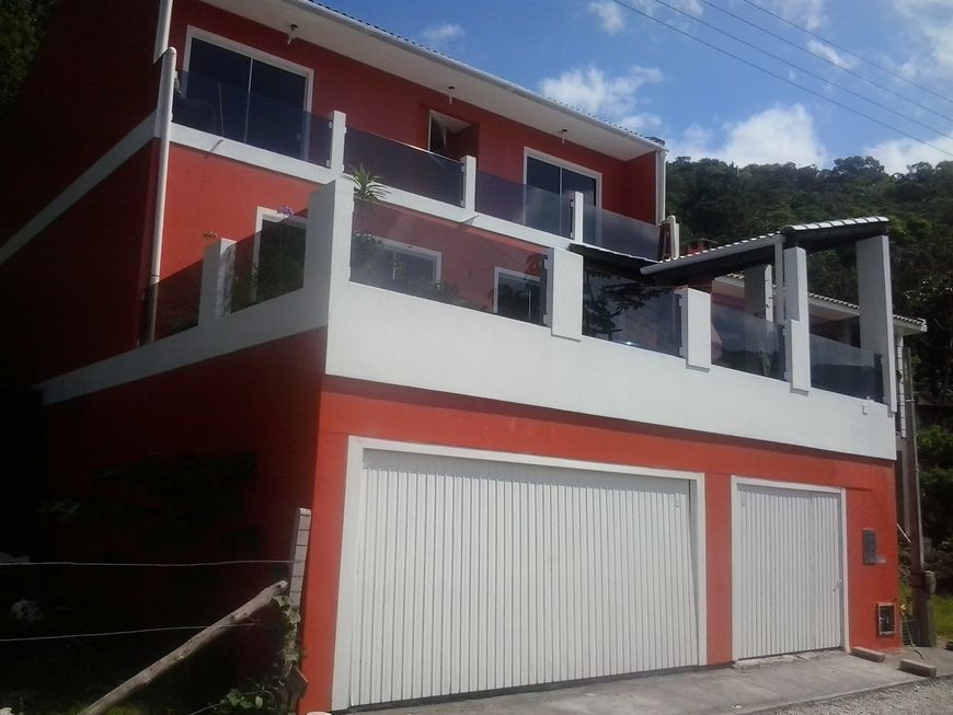 Casa para venda possui 300 metros quadrados com 4 quartos