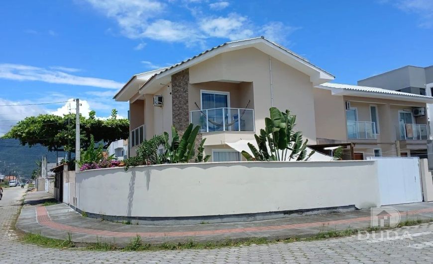 Charmoso Sobrado no loteamento Vila Nova Palhoça