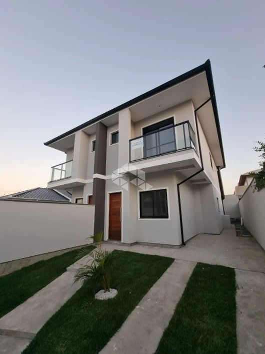 CASA COM DOIS QUARTOS E UMA SUITE EM PALHOÇA/SC