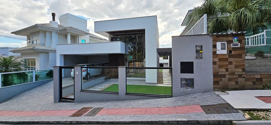 Casa Nova à Venda 163,80 m², com 3 quartos/suíte e piscina no Bairro Pedra Branca em Palhoça-SC