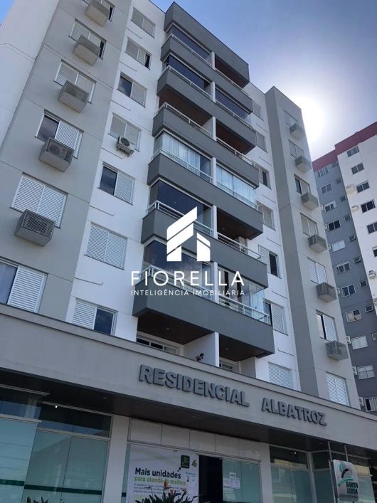 Apartamento à venda, com 03 dormitórios, sendo 01 suíte, no Centro de Palhoça/SC.