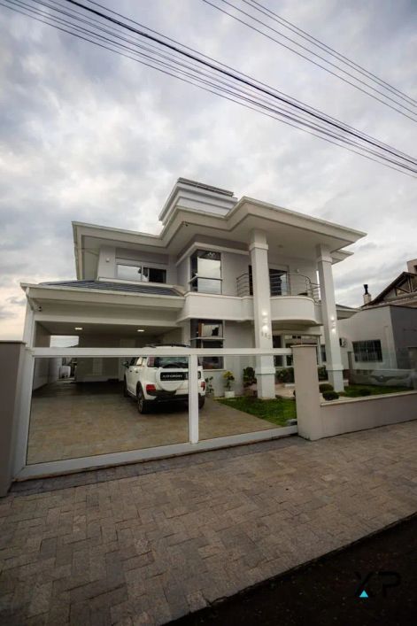 Casa na Pedra Branca com 3 quartos sendo 1 suíte, 3 banheiros e 4 vagas de garagem