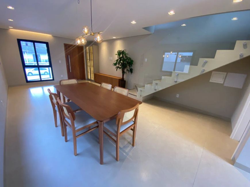 Sobrado de 150m² com 3 Dormitórios e móveis planejados na Palhoça
