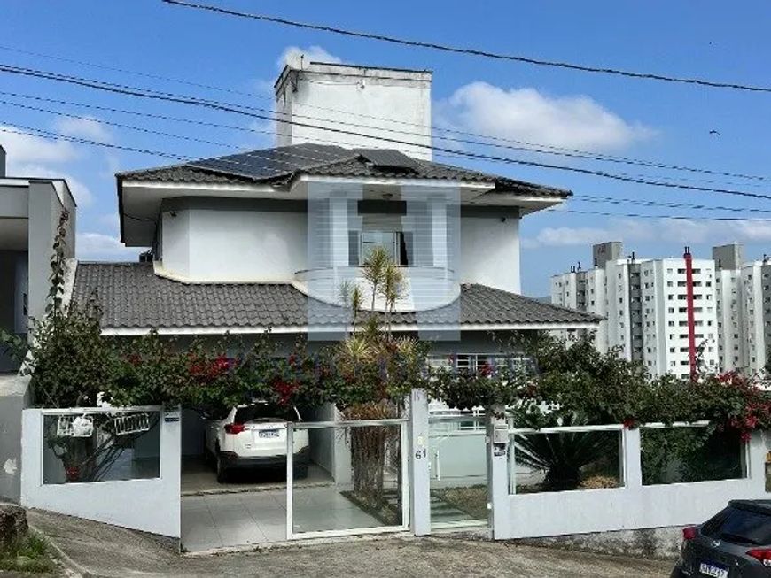 Casa de 3 dorms., com 1 suíte à venda na Pedra Branca/Palhoça - R$ 1.600.000,00
