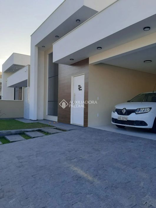 Casa 3 dormitórios 187m² privativos com 2 vagas no bairro Pedra Branca