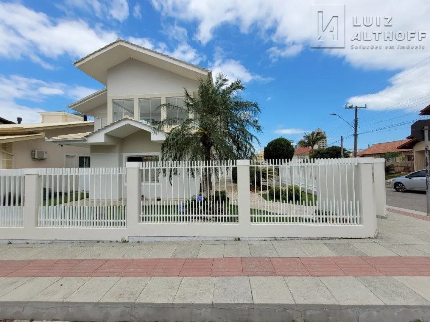 Casa com 04 dormitórios sendo 03 suítes à venda - Pagani - Palhoça/SC