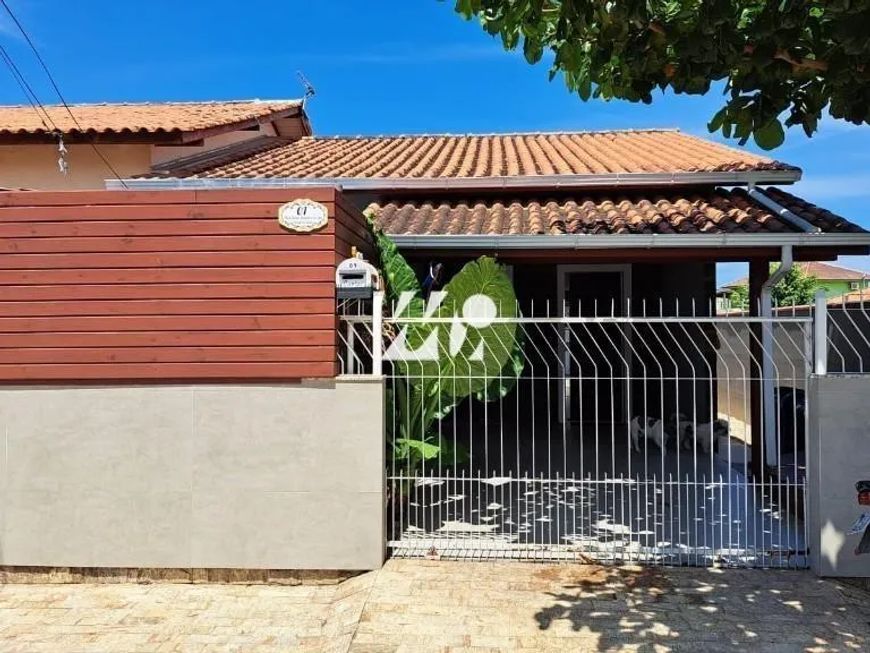 Casa com 2 Quartos e Piscina, Barra do Aririú