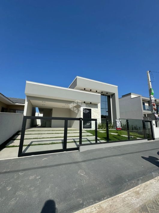 CASA SENDO 3 DORMITÓRIOS/ QUARTOS COM 1 SUÍTE EM PALHOÇA - SC NO VALOR DE R$ 780.000,00.