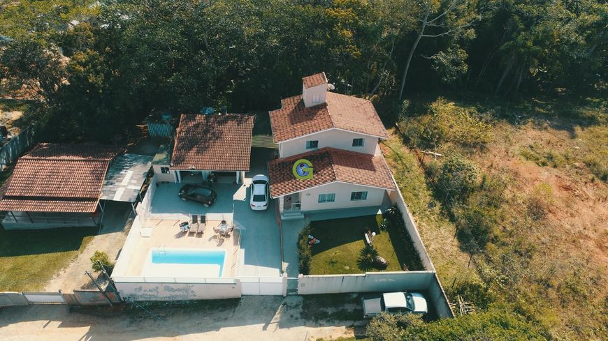 Excelente casa semi-mobiliada a venda no Alto Aririú, em Palhoça.