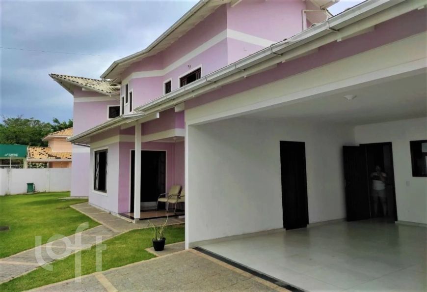 Casa à venda em Pagani com 321 m², 5 quartos, 2 suítes, 4 vagas