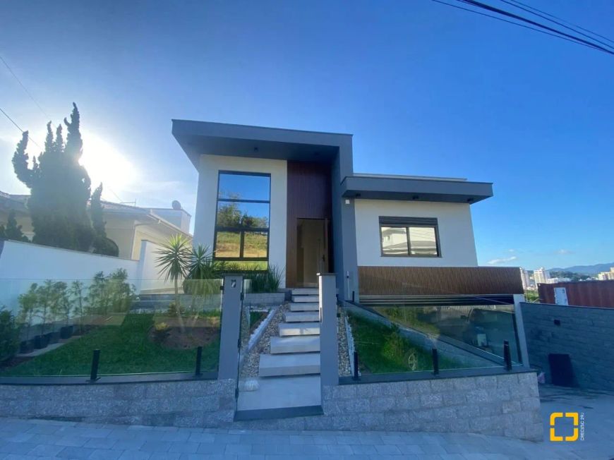 Casa com 03 dormitórios sendo 02 suites no bairro Pedra Branca em Palhoça