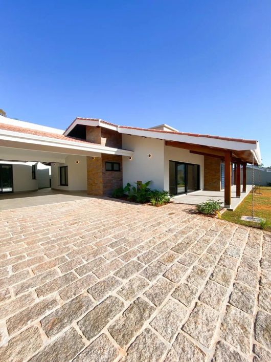 Casa à venda em condomínio fechado em Atibaia, com 300m² de construção e 1000m² de área total