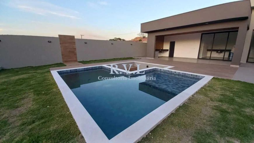Casa térrea alto padrão à venda no bairro Jardim Morumbi em Atibaia-SP.