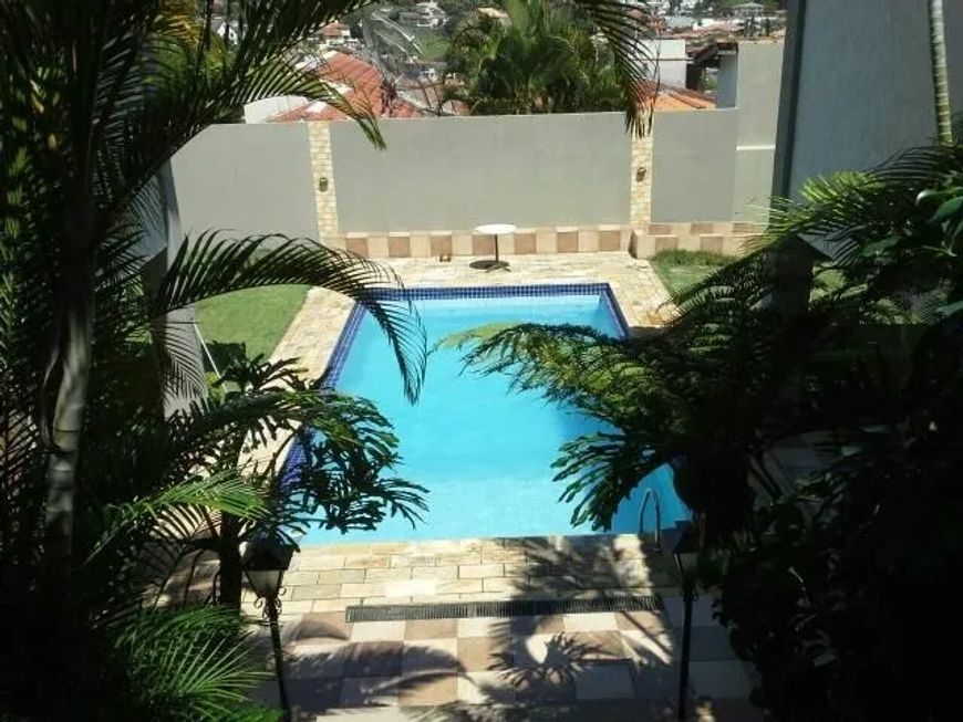 Lindíssima Casa Térrea à Venda em Atibaia