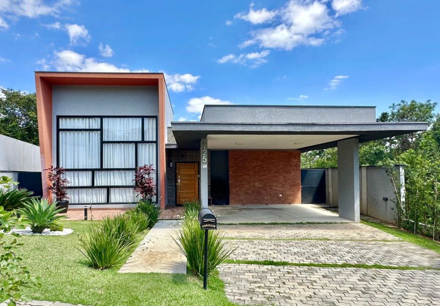 Espaçosa casa térrea á venda no Condomínio Terras de Atibaia com 500 metros de terreno