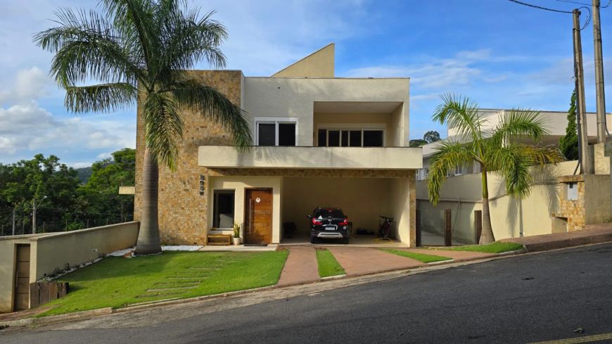 Casa de condomínio para venda tem 521 metros quadrados com 5 quartos