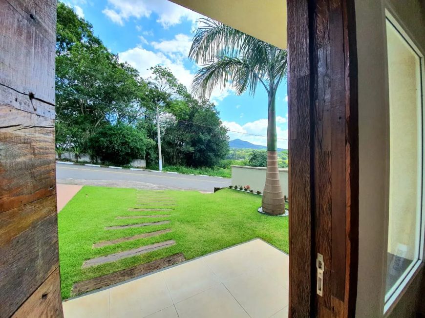 Casa de condomínio para venda tem 521 metros quadrados com 5 quartos