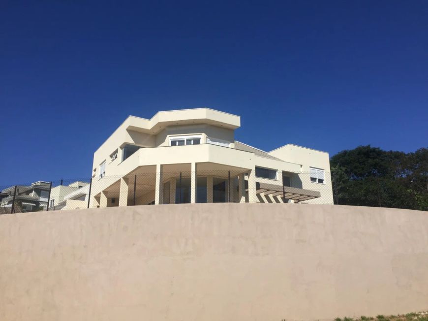Casa de condomínio para venda tem 521 metros quadrados com 5 quartos
