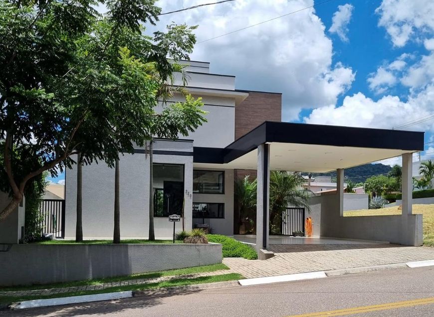 Lindo e Amplo Sobrado à venda no Condomínio Terras de Atibaia I em Atibaia. Lazer e segurança.