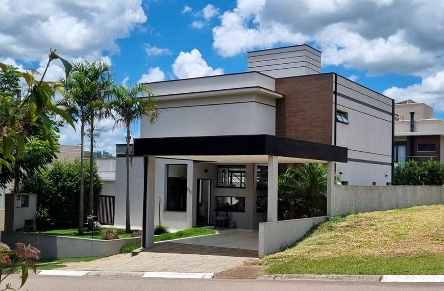 Lindo e Amplo Sobrado à venda no Condomínio Terras de Atibaia I em Atibaia. Lazer e segurança.