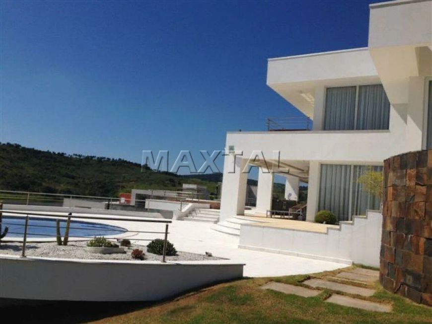 Casa alto padrão de 608m², 4 suítes, 12 vagas, piscina, pé direito alto e Porteira fechada.