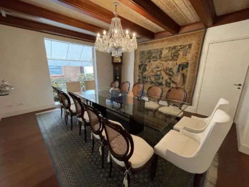 Sobrado lindo em meio a um jardim exuberante na Vila Madalena, para locação
