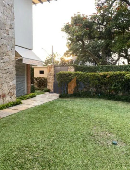 Sobrado lindo em meio a um jardim exuberante na Vila Madalena, para locação