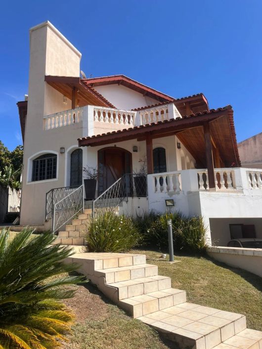Linda casa em Alvenaria com 04 quartos